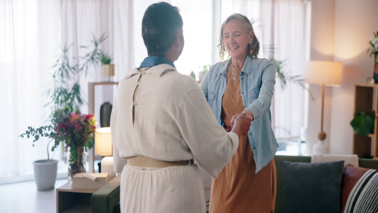 고등 부부가 집에서 춤을 춘다