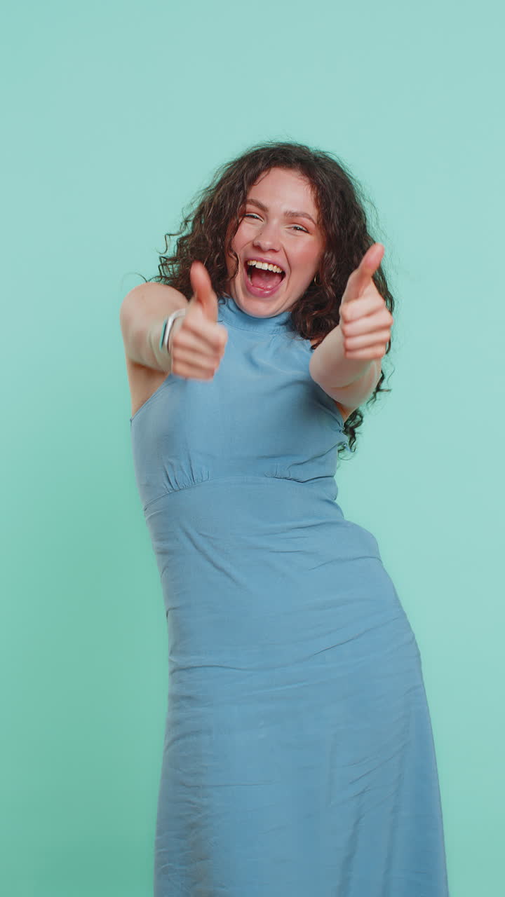 mujer joven levanta los pulgares está de acuerdo o da una respuesta positiva recomienda el anuncio le gusta buena idea