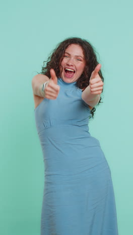mujer joven levanta los pulgares está de acuerdo o da una respuesta positiva recomienda el anuncio le gusta buena idea
