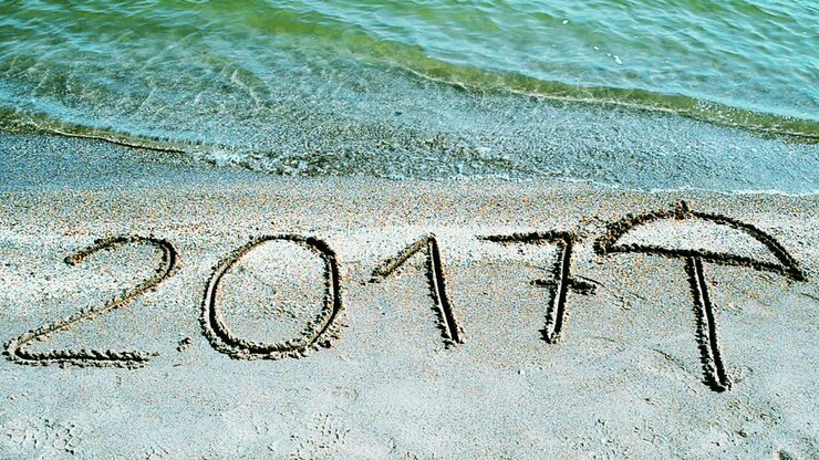 2017 som en inskription i sandet, på stranden. Optagelse på stranden.