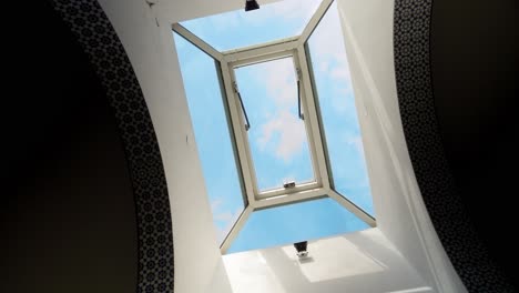 ventana de claraboya con ventilación operable y fondo de cielo azul