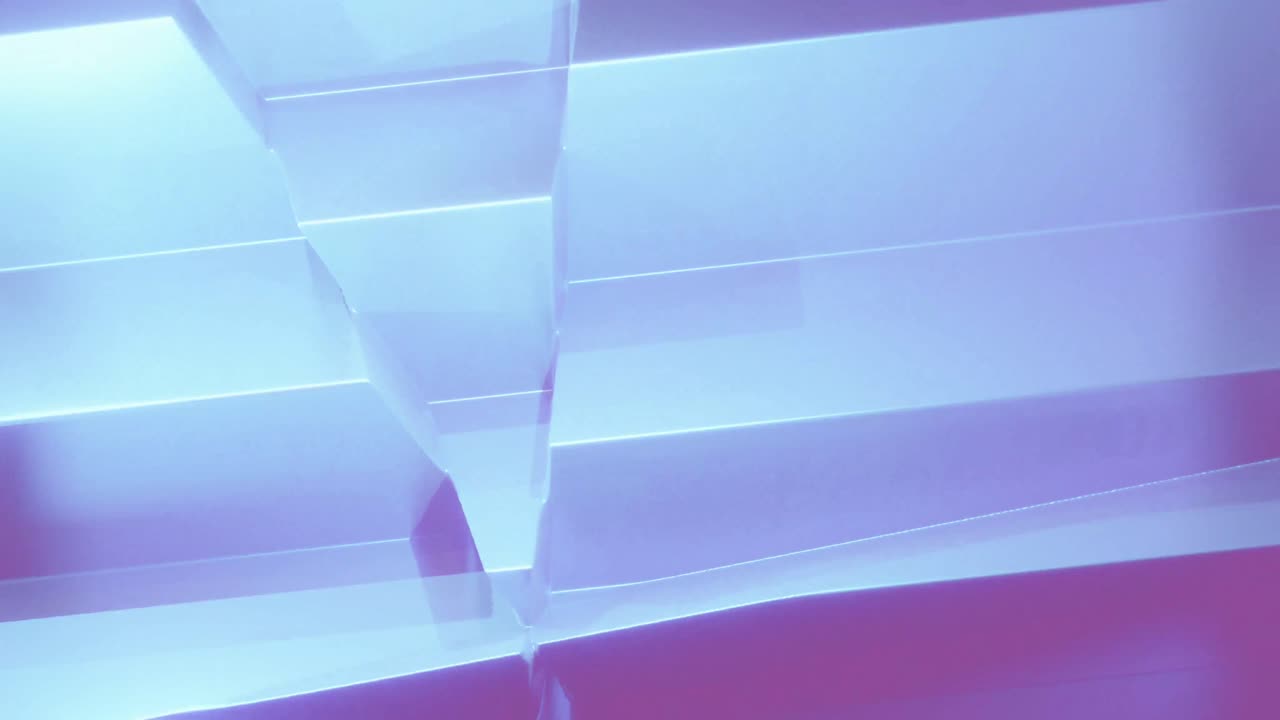 dos formas dobladas metálicas 3d entrelazadas que se mueven una contra la otra