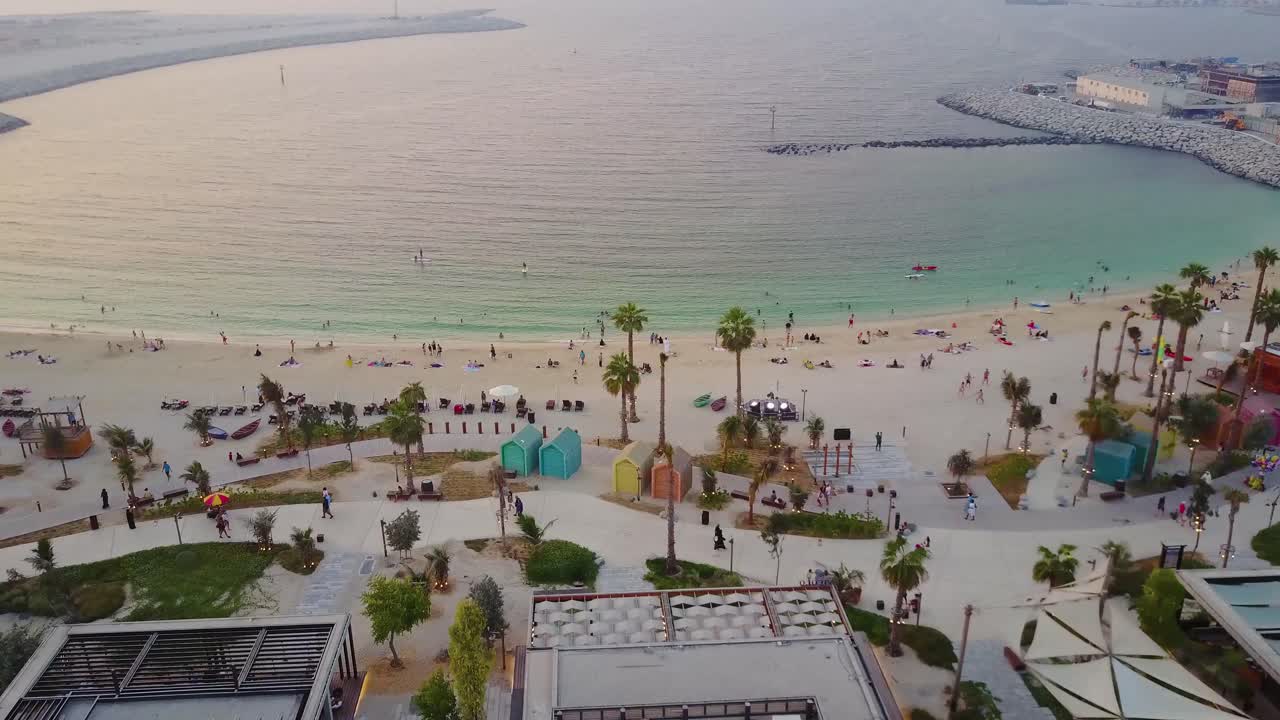 현대적 인 해변 휴양지 의 공중 사진