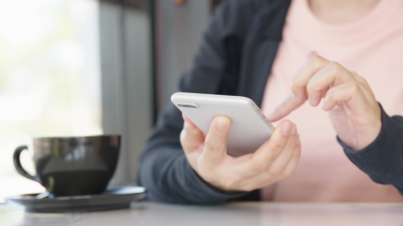 스마트폰을 들고 있는 여성의 손, 모바일 애플리케이션, 일상 생활에서 기술을 사용하는 개념, 온라인 쇼핑, 온라인 결제