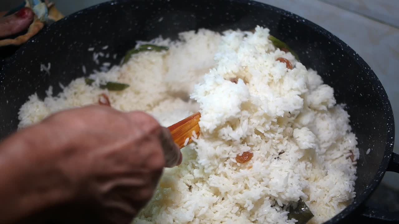 cocinar arroz blanco con pasas y chiles verdes