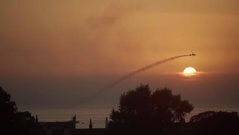 Sonnenuntergänge-In-Der-Ferne,-Während-Ein-Tragschrauber-über-Die-Silhouetten-Der-Bäume-Darunter-Fliegt