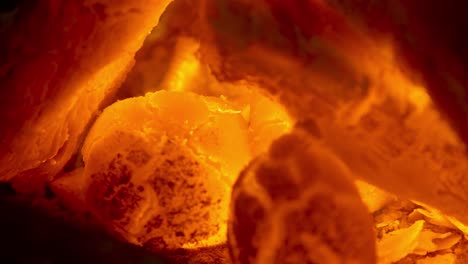las brasas de madera en llamas en la chimenea. disparo de primer plano