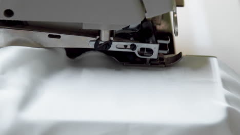 cerca en una máquina de coser que muestra el proceso