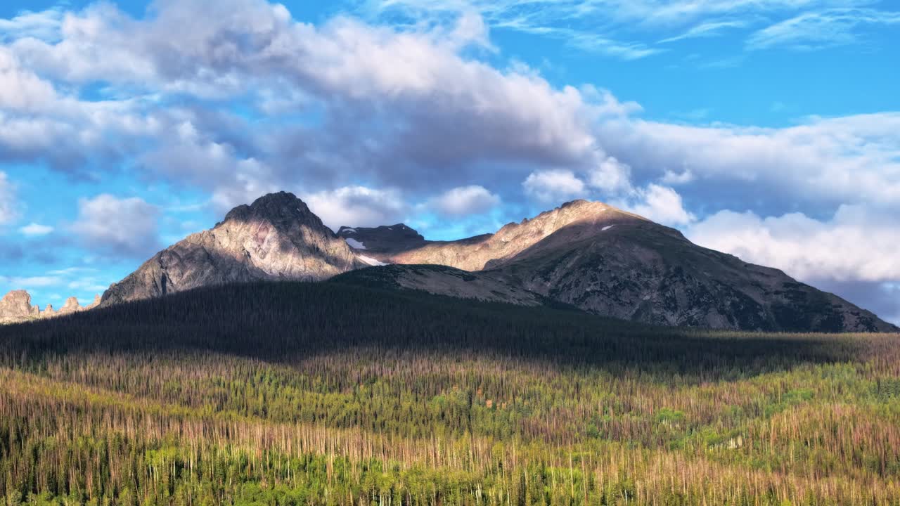 실버토른 콜로라도의 이 많은 날에 버팔로 마운틴의 타임 스 (timelapse of buffalo mountain on a sunny day in silverthorne colorado with passing clouds aerial static)