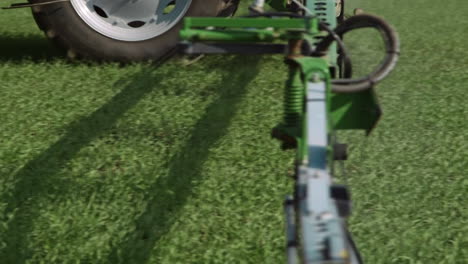tractor agrícola conduciendo por la cámara y aplicando pesticidas con rociador
