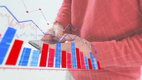 animación del procesamiento de datos financieros sobre un empresario caucásico que usa un teléfono inteligente