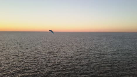 Kitesurfer-Mit-Einem-Tragflügelboot-Während-Eines-Sonnenuntergangs-In-Zeeland,-Niederlande