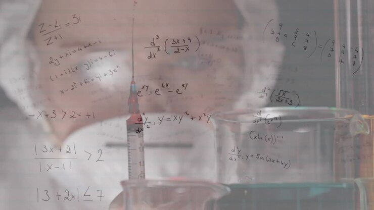 Animazione di equazioni matematiche su una scienziata caucasica che tiene una siringa in laboratorio
