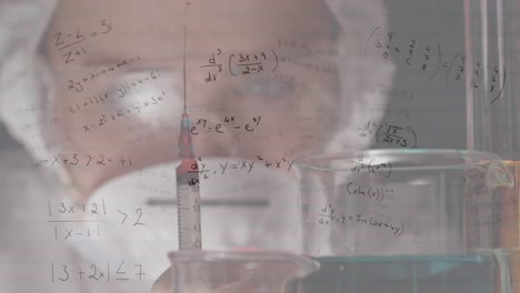 animación de ecuaciones matemáticas sobre una científica caucásica con una jeringa en el laboratorio