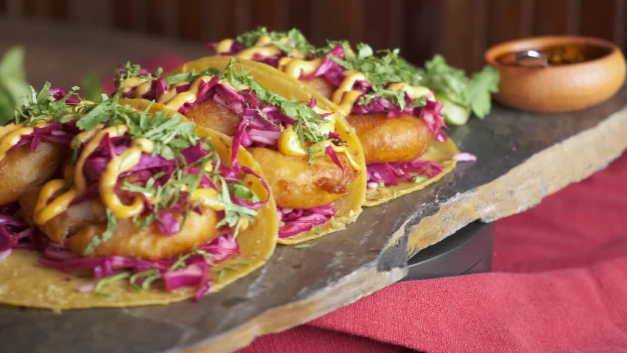 imágenes de tacos de camarón girando en un plato listo para comer