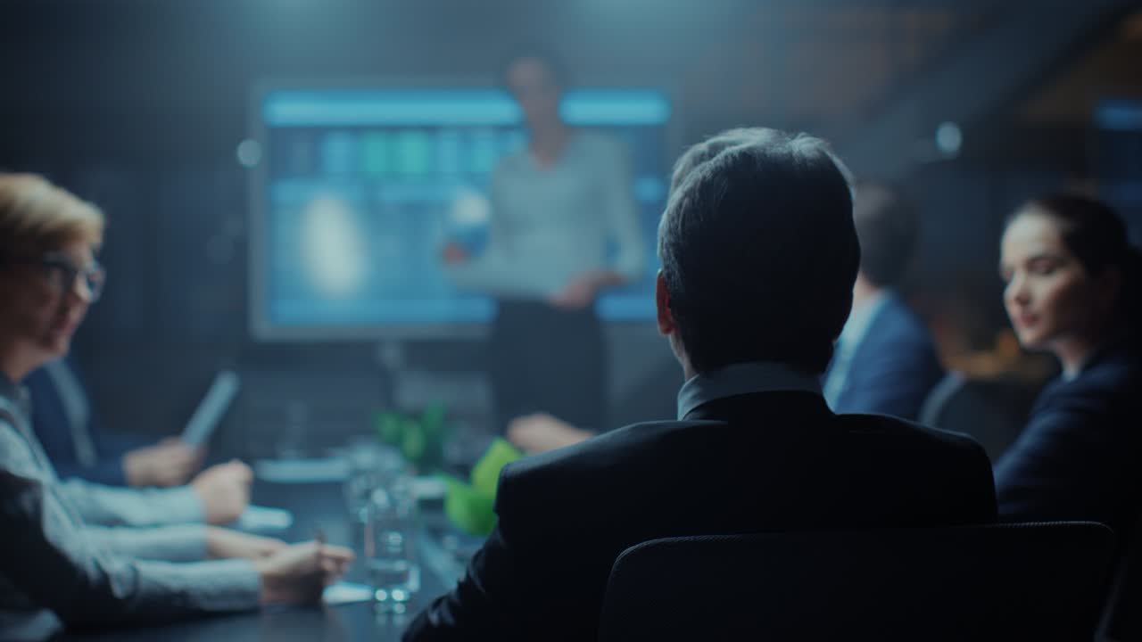 기업 회의실: 여성 경영자가 연설을 하고 디지털 인터랙티브 화이트보드를 사용하여 이사회, 투자자, 화면에 성장 데이터를 보여줍니다.