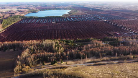 Vista-Aérea-Del-Campo-De-Recolección-De-Turba.-Extracción-De-Turba