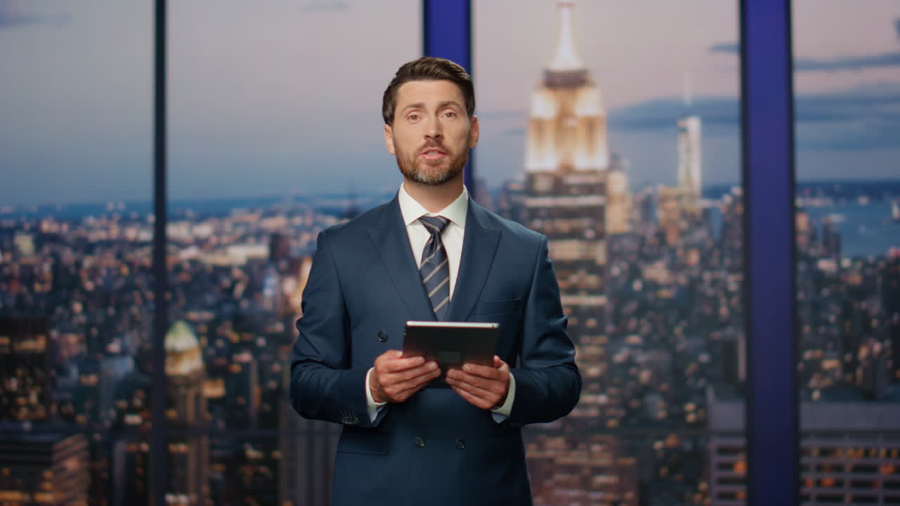 un reportero profesional presentando las últimas noticias en un estudio de televisión moderno.