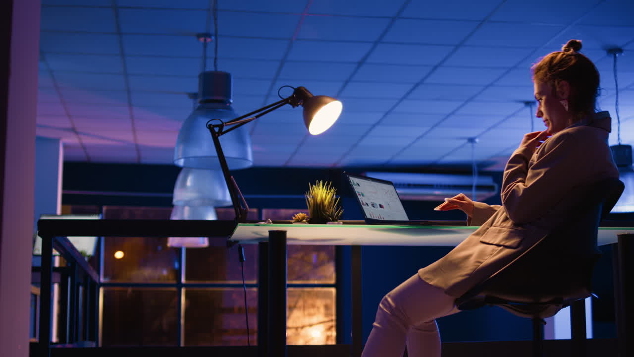mujer trabajando en una computadora portátil en la oficina