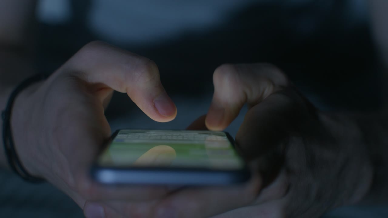 Persona che utilizza lo smartphone di notte