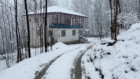 Ländliche-Straße-Alte-Traditionelle-Architektur-Haus-Der-Einheimischen-In-Der-Wintersaison-Starker-Schneefall-Wunderbare-Landschaft-Des-Hyrkanischen-Waldes-Natur-Dorf-Land-Fahrzeug-Straße-In-Der-Kalten-Jahreszeit-Klima