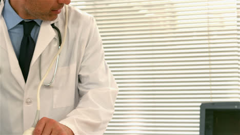 médico que realiza una ecografía