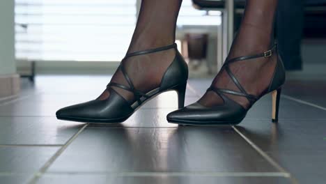 Sie-Zeigt-Elegante-Stiletto-High-Heels-Vor-Der-Auf-Dem-Boden-Platzierten-Kamera