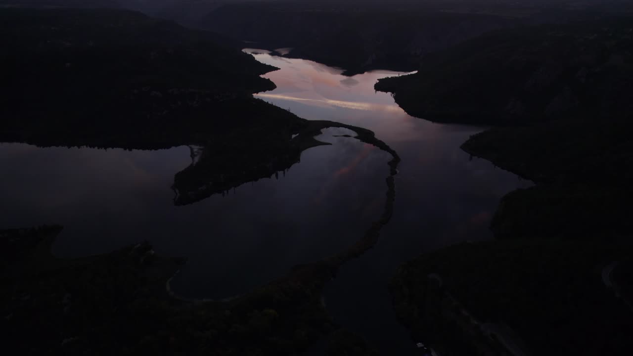 Letecký pohled na bujný les s kaskádovitým vodopádem Skradinski Buk, Krka, Chorvatsko
