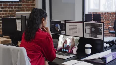 Mujer-Caucásica-En-Video-Chat-Portátil-Sentado-En-El-Escritorio-En-La-Oficina