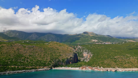 Schwenk-Von-Links-Nach-Rechts-über-Den-Strand-Von-Gjipe-In-Albanien,-Mit-Weißen-Wolken-Im-Hintergrund-An-Einem-Hellen,-Sonnigen-Tag