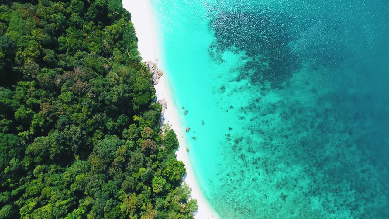 hermosa antena 4k de las islas perhentian tropicales en malasia
