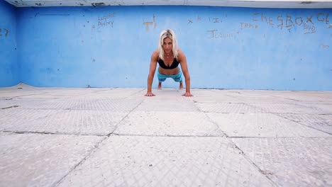 Una-Mujer-Joven-Haciendo-Flexiones-Al-Aire-Libre-Sobre-Hormigón