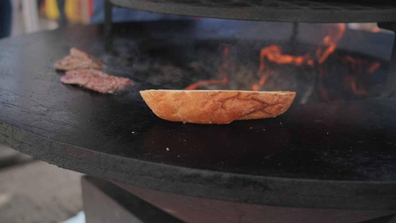 bistec y pan a la parrilla