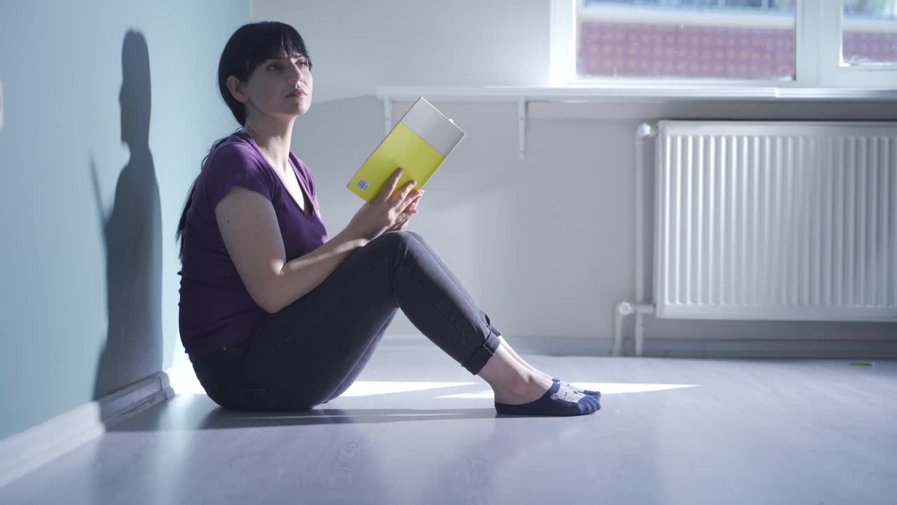 책을 읽으면서 목소리를 듣고 있다고 생각하는 겁쟁이 여자.