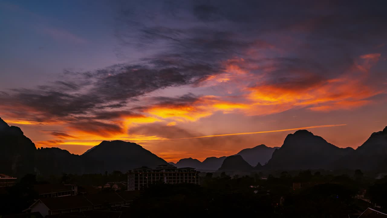 silueta de la hora de oro perfecta puesta de sol en un valle en vang vieng, laos