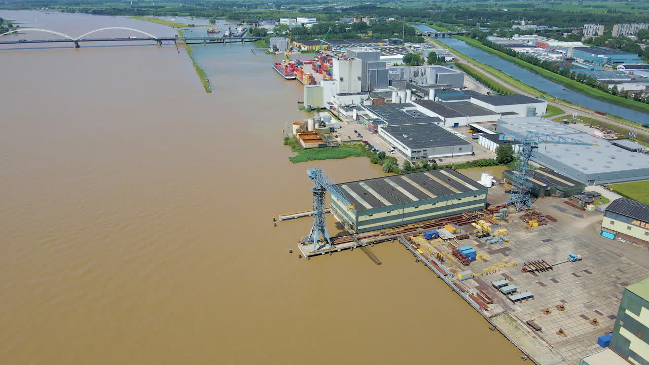 강 근처에 대형 크레인이 있는 아름다운 산업 지역의 공중