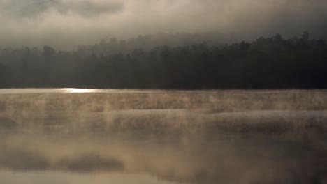 Nebel-über-Dem-See-In-Der-Morgensonne