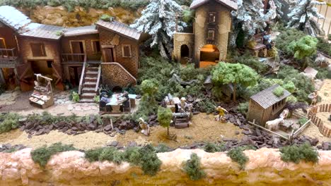 Vista-Cercana-De-Un-Pueblo-Navideño-En-Miniatura,-Que-Captura-El-Encanto-Y-La-Festividad-De-La-Temporada-Navideña.