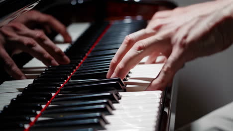 manos tocando el piano