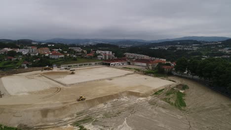 máquinas industriales trabajando en la vista aérea del sitio de construcción