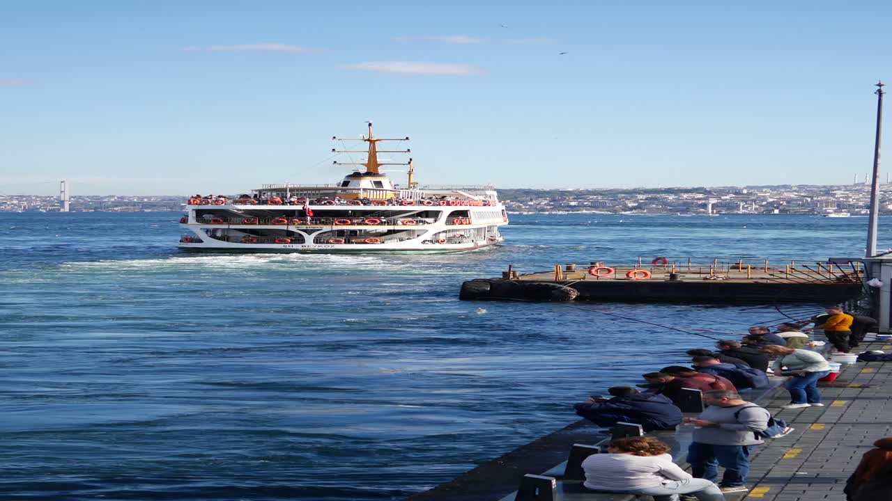 ferry en el bósforo de estambul con personas pescando