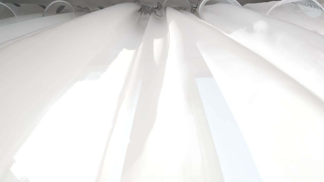 은 봄날 창문의 커튼