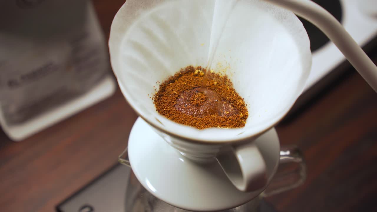 종이 필터와 함께 세라 드립러에 신선한 땅 커피에 뜨거운 물을 부어