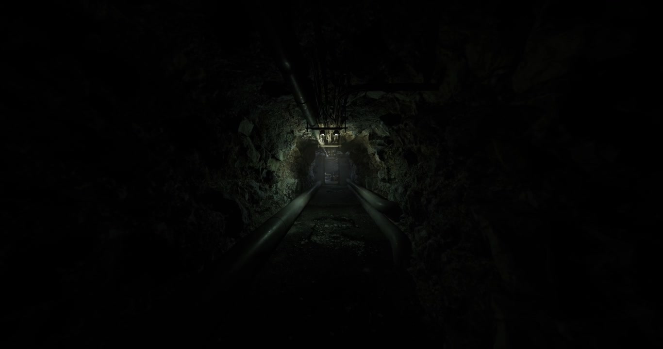 Tunnel industriale con tubi arrugginiti, pareti umide, luce fioca e muschio