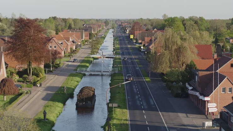 Ripresa da drone di un canale in una piccola città nel nord della Germania, Papenburg
