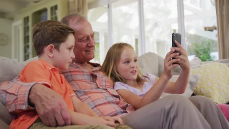 Senior-Caucasian-man-with-grandchildren