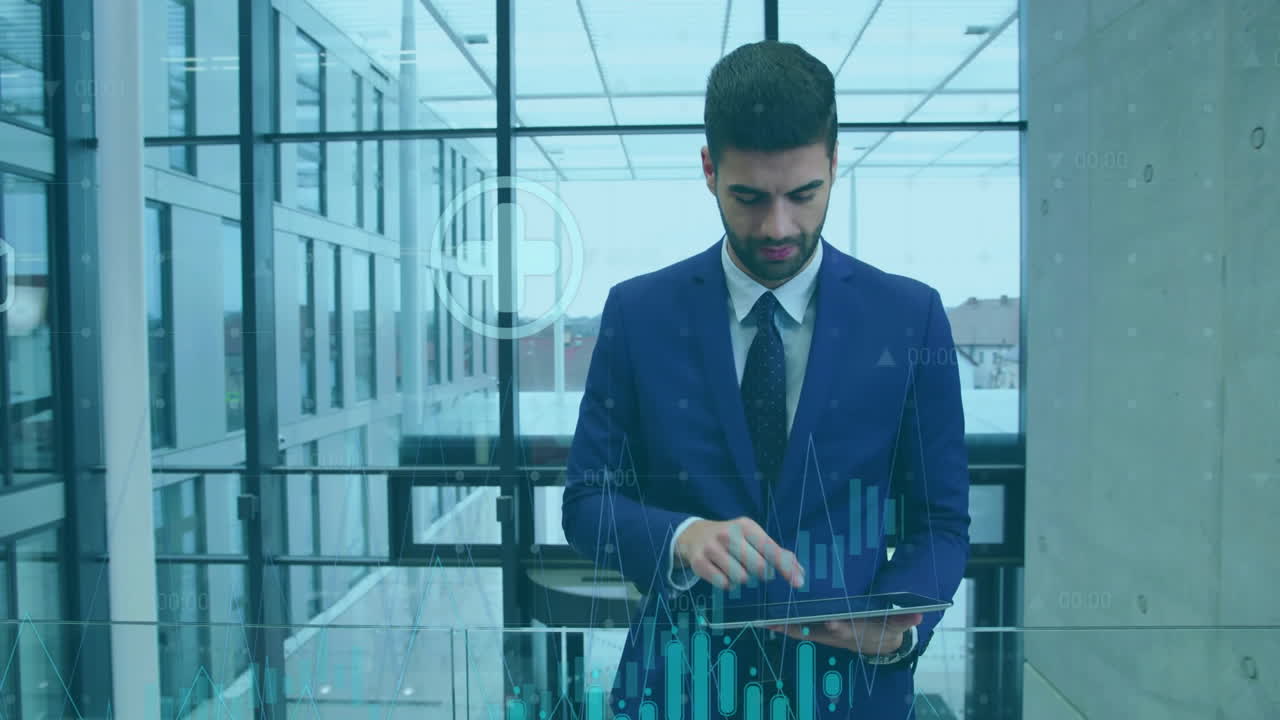 animación del procesamiento de datos financieros sobre empresario caucásico usando tableta en la oficina.