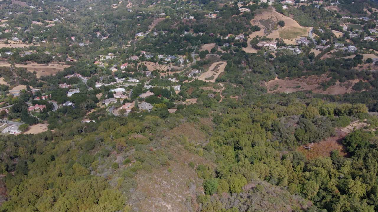 vista aérea de las villas y la naturaleza de saratoga, california - panorámica, inclinación, toma de drones