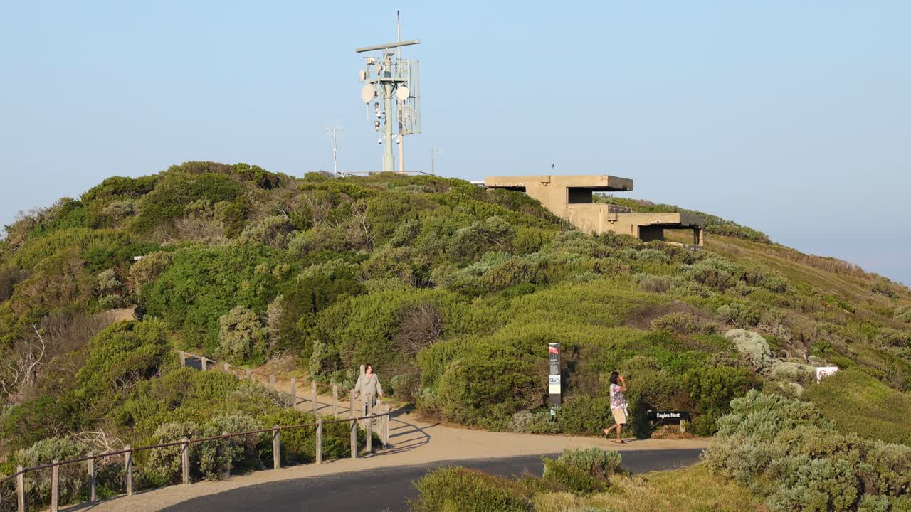 люди, исследующие исторический бункер и радарный участок