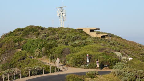 역사적인 커와 레이더 사이트를 탐험하는 사람들